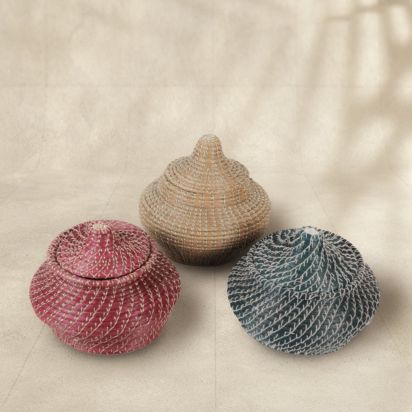 Handmade Matka Pine Storage Basket with Lid (Natural/Magenta/Green)