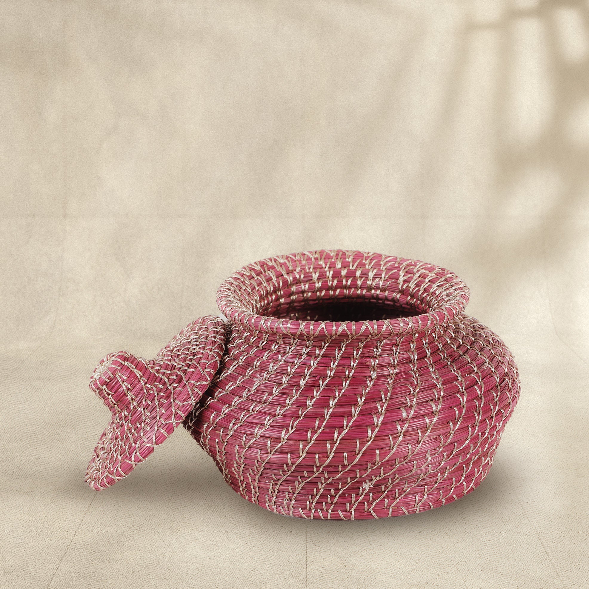 Handmade Matka Pine Storage Basket with Lid (Natural/Magenta/Green)