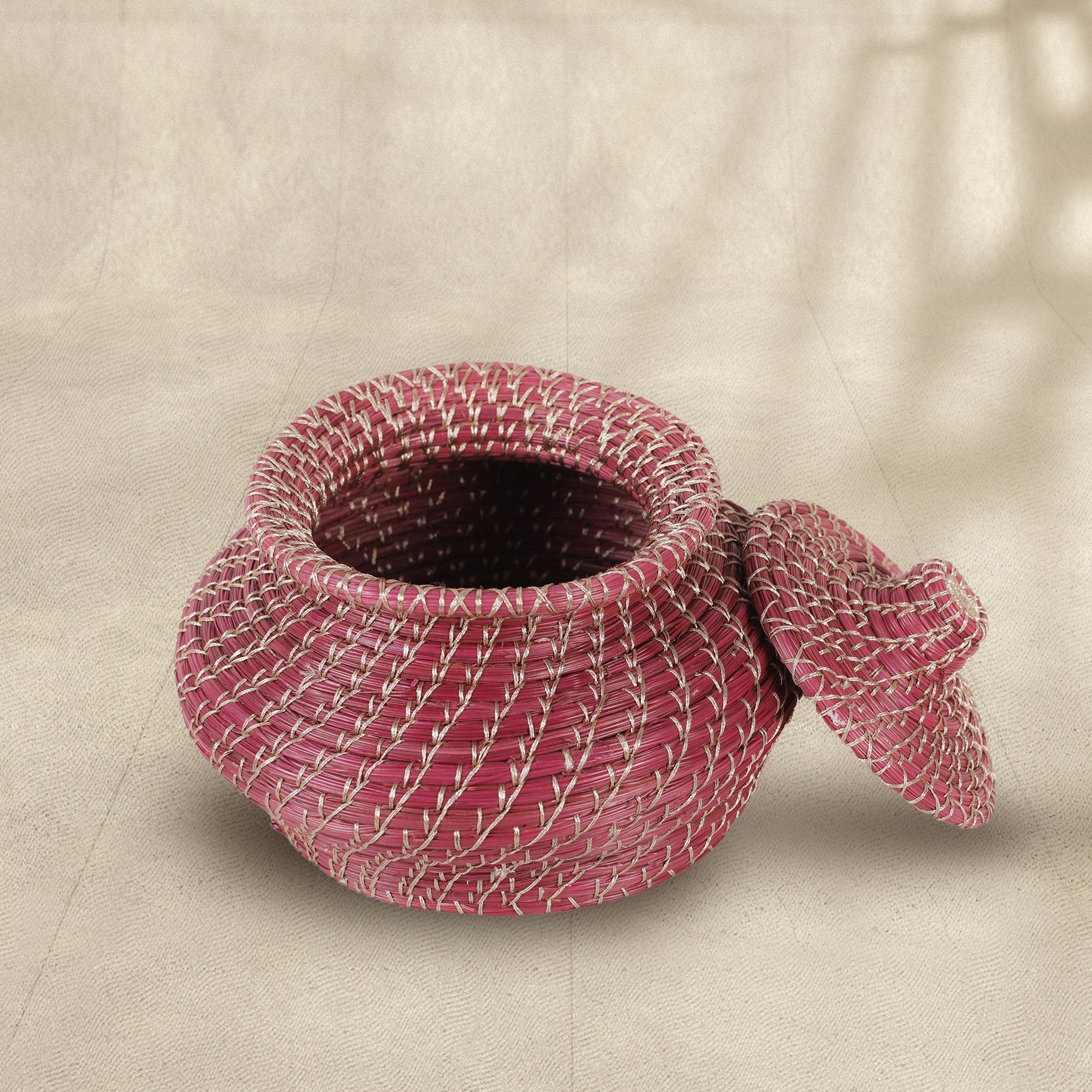 Handmade Matka Pine Storage Basket with Lid (Natural/Magenta/Green)