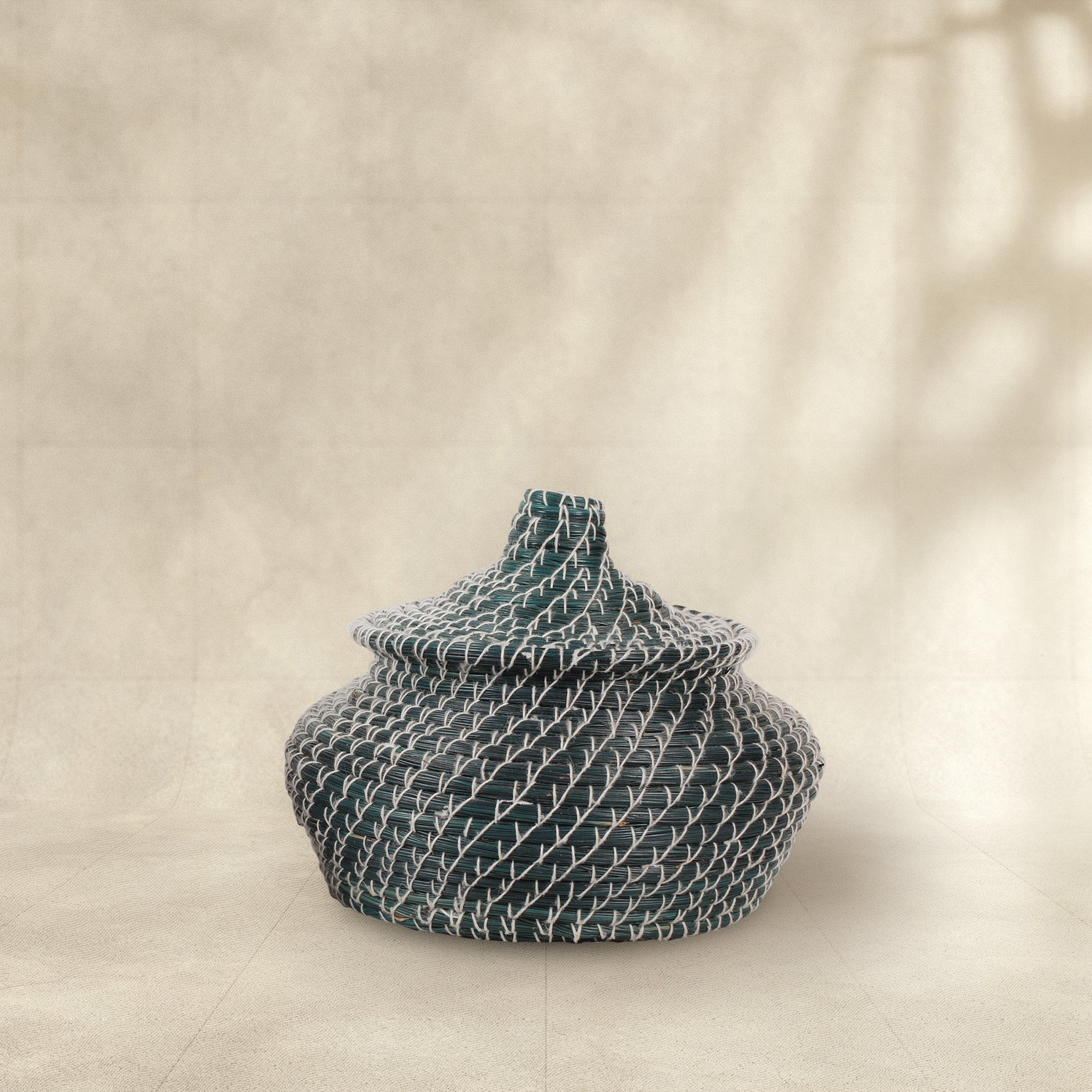 Handmade Matka Pine Storage Basket with Lid (Natural/Magenta/Green)