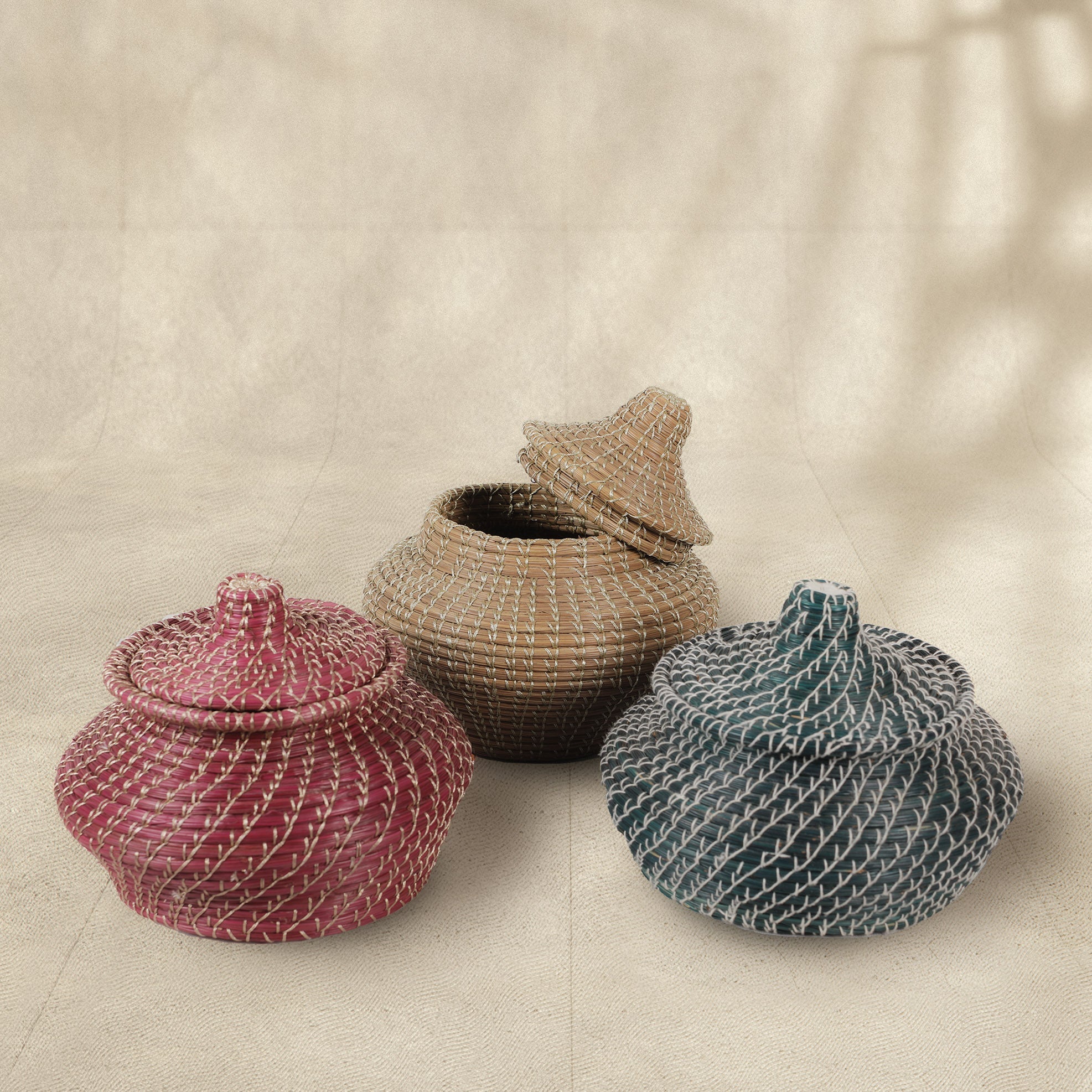 Handmade Matka Pine Storage Basket with Lid (Natural/Magenta/Green)